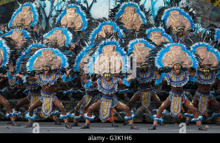 Manille, Philippines. Apr 16, 2016. Les interprètes d'Iloilo Dinagyang Festival de participer à la compétition de danse de rue de l'Aliwan Fiesta 2016 à Manille. C'était un événement annuel qui attire des touristes étrangers et locaux mettant en valeur la culture philippine et le patrimoine des différentes régions. © Marlo Cueto/Pacific Press/Alamy Live News Banque D'Images