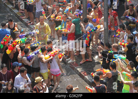 Bangkok, Thaïlande. 13 avr, 2016. Les gens prennent part à une lutte de l'eau au cours de l'eau de Songkran festival à Silom Road. Le Songkran Festival se déroulera du 2 jours de célébration chaque année. Les gens célébrer de diverses façons, y compris les projections d'eau. Des jets d'eau à l'origine une façon de payer l'égard de personnes et est conçu comme un symbole de purification et d'épuration. © Vichan Poti/Pacific Press/Alamy Live News Banque D'Images