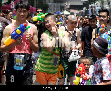 Bangkok, Thaïlande. 13 avr, 2016. Les gens prennent part à une lutte de l'eau au cours de l'eau de Songkran festival à Silom Road. Le Songkran Festival se déroulera du 2 jours de célébration chaque année. Les gens célébrer de diverses façons, y compris les projections d'eau. Des jets d'eau à l'origine une façon de payer l'égard de personnes et est conçu comme un symbole de purification et d'épuration. © Vichan Poti/Pacific Press/Alamy Live News Banque D'Images