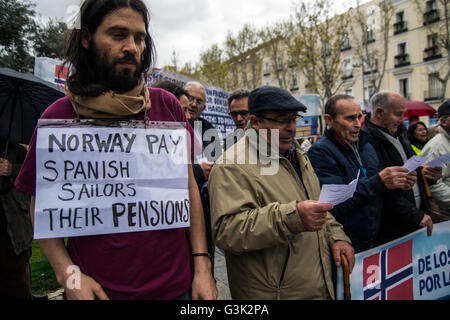 Madrid, Espagne. 12 avr, 2016. Les membres de l'Association espère depuis longtemps qui protestaient devant l'Ambassade de Norvège pour demander le paiement de leurs pensions. © Marcos del Mazo/Pacific Press/Alamy Live News Banque D'Images