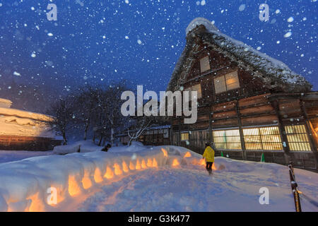 Villages historiques de Shirakawa-go en un jour de neige dans la nuit Banque D'Images