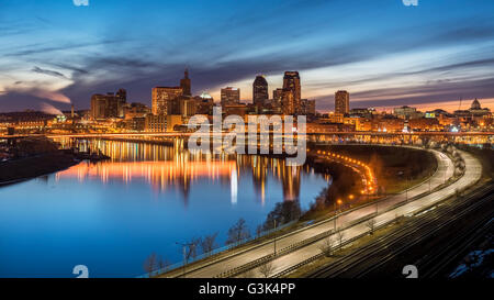Saint Paul Minnesota skyline de Dayton's Bluff le long du Mississippi. Saint Paul Minnesota skyline de Dayton's Bluff le long du Mississippi.