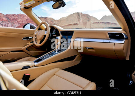 Tableau de bord de l'intérieur vue de la console de bord d'une Porsche 911 Carrera S sur une route de montagne du désert Banque D'Images