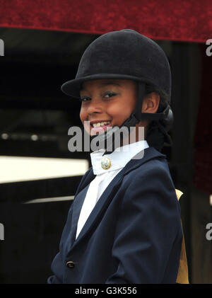 Smiling young girl riding son cheval dans une compétition à Belleville, au Michigan Banque D'Images