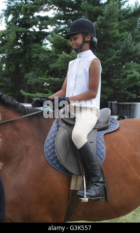 Smiling young girl riding son cheval dans une compétition à Belleville, au Michigan Banque D'Images