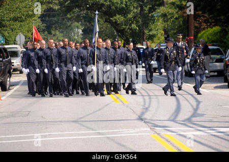 Mars des recrues de la police dans la rue pour prendre un poste à l'enterrement d'un policier à Beltsville, Maryland Banque D'Images
