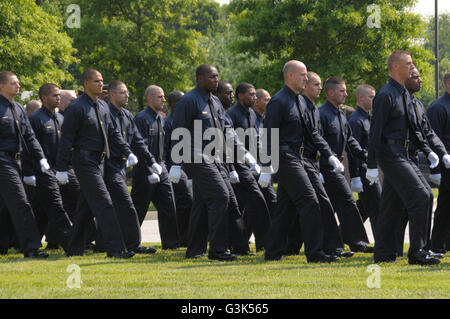 Mars des recrues de la police dans la rue pour prendre un poste à l'enterrement d'un policier à Beltsville, Maryland Banque D'Images