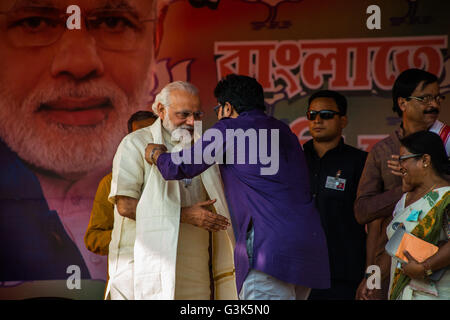 Asansol, Inde. 07Th avr, 2016. Le premier ministre de l'Inde, Shri Narendra Modi, gestes au cours d'une réunion publique organisée par le Bharatiya Janata Party (BJP) d'avance sur l'état du Bengale-occidental campagne électorale en Asansol. © Debajyoti Das/Pacific Press/Alamy Live News Banque D'Images