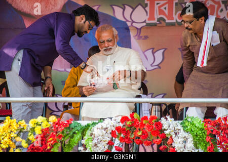 Asansol, Inde. 07Th avr, 2016. Le premier ministre de l'Inde, Shri Narendra Modi, gestes au cours d'une réunion publique organisée par le Bharatiya Janata Party (BJP) d'avance sur l'état du Bengale-occidental campagne électorale en Asansol. © Debajyoti Das/Pacific Press/Alamy Live News Banque D'Images