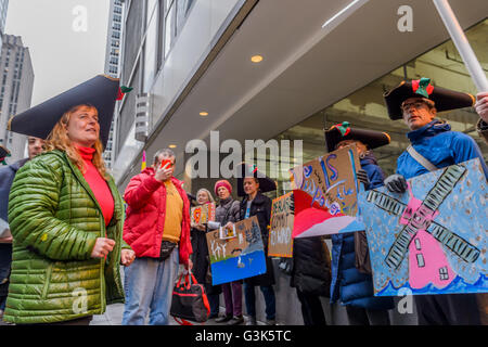 New York, États-Unis. 09 avr, 2016. L'avocat new-yorkais, les groupes et les étudiants se sont réunis lors d'un rassemblement à l'extérieur de l'hôtel Hilton Midtown Hotel d'appeler Maire de Blasio et le gouverneur Andrew Cuomo de prendre des engagements concrets pour l'éolien offshore de la génération. Maire de Blasio est actuellement l'examen des options pour l'alimentation de tous les édifices de la ville à partir de sources d'énergie renouvelable, et devrait faire une déclaration de haut niveau sur sa stratégie pour atteindre cet objectif lors de la Journée de la Terre, le 22 avril. © Erik Mc Gregor/Pacific Press/Alamy Live News Banque D'Images