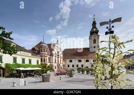 Place principale avec l'hôtel de ville et église paroissiale de Saint Martin, l'Autriche, Styrie, Carinthie, Steirisches - Thermenland Steiermark de est Banque D'Images