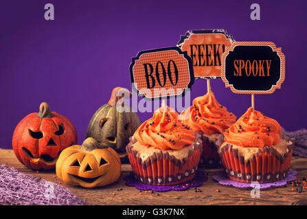 Cupcakes avec du lait pour Halloween party Banque D'Images