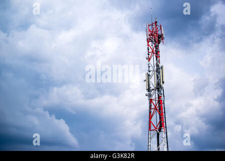 Téléphone mobile GSM réseau antenne communication contre ciel nuageux Banque D'Images