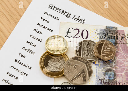 Liste de courses avec argent sterling comptant de ci-dessus. Angleterre, Royaume-Uni, Grande-Bretagne Banque D'Images