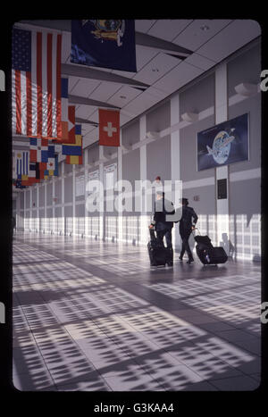 Femme pilote avec collègue à pied de leurs avions à l'Aéroport International John Fitzgerald, New York Banque D'Images