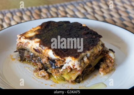 Assiette de la moussaka maison sur la table Banque D'Images