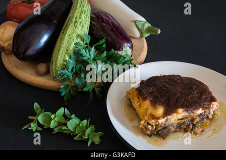 Assiette de la moussaka maison avec divers aubergines et autres légumes Banque D'Images