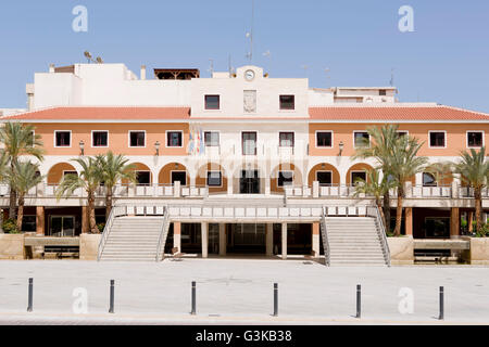 Guardamar del Segura, Alicante, Espagne. 31 mai 2016 : la Place de l'Hôtel de Ville Guardamar del Segura dans Alicante, Espagne Banque D'Images