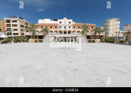 Guardamar del Segura, Alicante, Espagne. 31 mai 2016 : la Place de l'Hôtel de Ville Guardamar del Segura dans Alicante, Espagne Banque D'Images