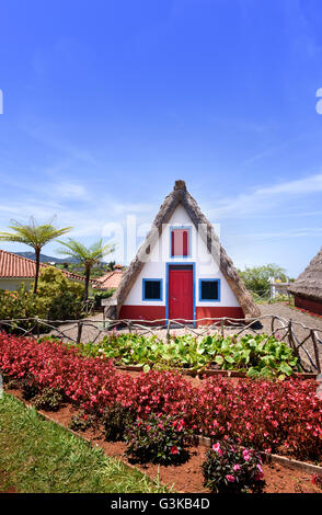 - Palheiros traditionnelles maisons triangulaires de chaume à Santana Madeira Banque D'Images