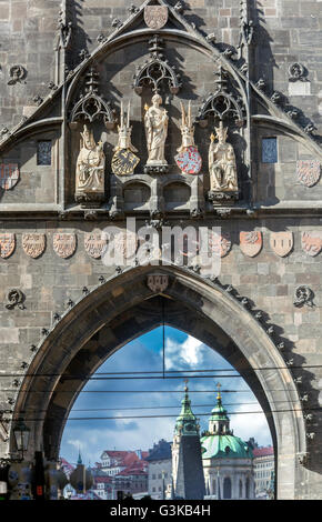 Sculptures sur la Tour du pont de la vieille ville de Prague au pont Charles façade du bâtiment de Prague Banque D'Images