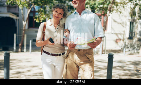 Couple autour de la ville avec une carte. Femme mature avec son mari en vacances. Banque D'Images