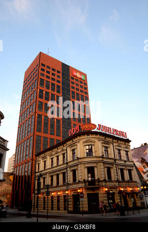 Les bâtiments anciens et modernes de la rue Piotrkowska Lodz Pologne Banque D'Images
