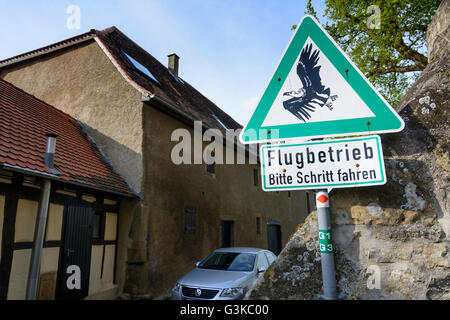 Panneau d'avertissement pour les aigles et les vautours au spectacle d'oiseaux de proie centre sur Guttenberg Château, Allemagne, Bade-Wurtemberg, Heilbronner Banque D'Images