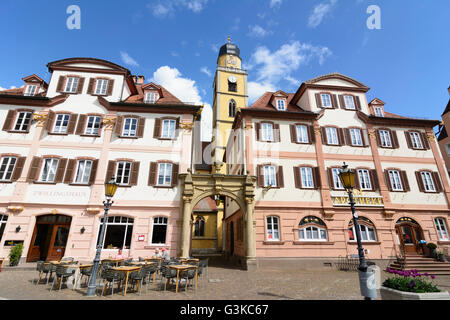 Marché avec des maisons jumelles' et 'Muenster St. Jean Baptiste, l'Allemagne, Bade-Wurtemberg, Taubertal, Bad Mergentheim Banque D'Images