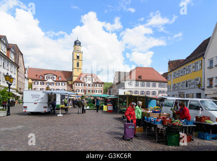 Marché avec des maisons jumelles' et 'Muenster St. Jean Baptiste, marché hebdomadaire, l'Allemagne, Bade-Wurtemberg, Taubertal, Mauvais Merg Banque D'Images