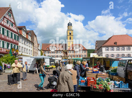 Marché avec des maisons jumelles' et 'Muenster St. Jean Baptiste, marché hebdomadaire, l'Allemagne, Bade-Wurtemberg, Taubertal, Mauvais Merg Banque D'Images