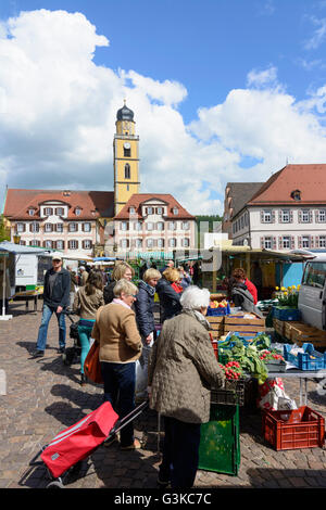 Marché avec des maisons jumelles' et 'Muenster St. Jean Baptiste, marché hebdomadaire, l'Allemagne, Bade-Wurtemberg, Taubertal, Mauvais Merg Banque D'Images