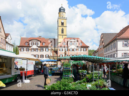 Marché avec des maisons jumelles' et 'Muenster St. Jean Baptiste, marché hebdomadaire, l'Allemagne, Bade-Wurtemberg, Taubertal, Mauvais Merg Banque D'Images