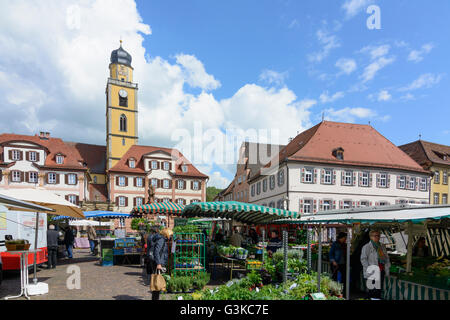 Marché avec des maisons jumelles' et 'Muenster St. Jean Baptiste, marché hebdomadaire, l'Allemagne, Bade-Wurtemberg, Taubertal, Mauvais Merg Banque D'Images