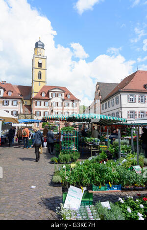 Marché avec des maisons jumelles' et 'Muenster St. Jean Baptiste, marché hebdomadaire, l'Allemagne, Bade-Wurtemberg, Taubertal, Mauvais Merg Banque D'Images