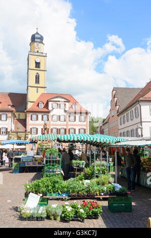 Marché avec des maisons jumelles' et 'Muenster St. Jean Baptiste, marché hebdomadaire, l'Allemagne, Bade-Wurtemberg, Taubertal, Mauvais Merg Banque D'Images