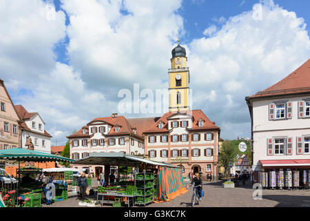 Marché avec des maisons jumelles' et 'Muenster St. Jean Baptiste, marché hebdomadaire, l'Allemagne, Bade-Wurtemberg, Taubertal, Mauvais Merg Banque D'Images