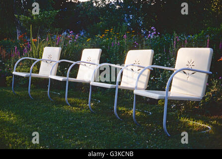 Chaises vides dans le Vermont garden Banque D'Images