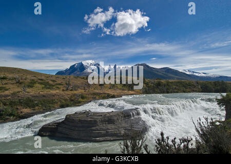 La Cascade de Paine avec les Torres dans l'arrière-plan dans le Parc National des Torres del Paine, en Patagonie, au Chili. Banque D'Images