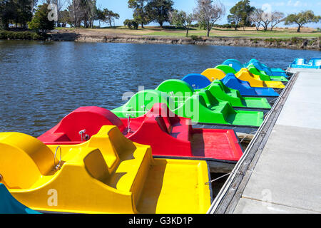 Une ligne de pédalos amarrés sur le quai. Banque D'Images