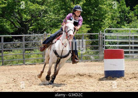 Teenage girl galoper autour d'une tour dans une course du fourreau Banque D'Images