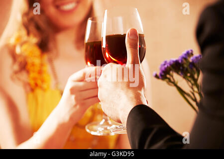 2 étranger-partie de couples mariés datant de l'alcool Banque D'Images