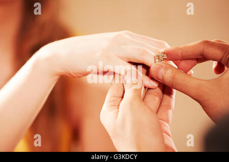 2 étranger marié des couples faisant partie de l'acceptation de bague de fiançailles Banque D'Images