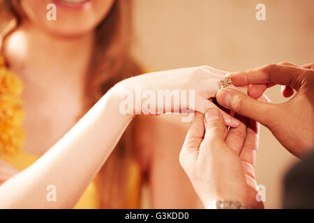 2 étranger marié des couples faisant partie de l'acceptation de bague de fiançailles Banque D'Images