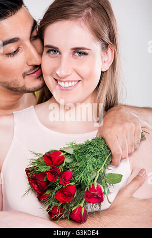 2 Couples mariés étranger Valentine Day Gift bouquet rose donnant Banque D'Images