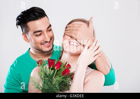 2 Couples mariés étranger Saint-valentin cadeau surprise bouquet rose donnant Banque D'Images