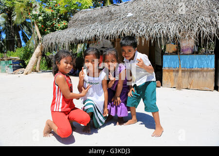 Les enfants se tenant près de l'école maternelle, l'île Christmas, Kiribati Banque D'Images