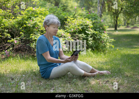 Smiling senior woman en utilisant son ordinateur tablette. Banque D'Images