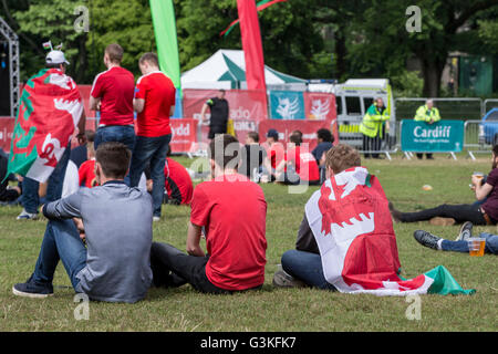 Pays de Galles fans à la fan zone à Cardiff avant de l'UEFA Euro 2016 match entre le Pays de Galle et la Slovaquie. Mark H Banque D'Images