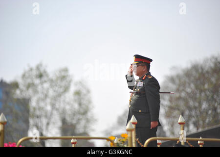 Katmandou, Népal. 07Th avr, 2016. Chef de l'Armée Rajendra Chhetri inagurates Ghode Jatra officiellement ou le 'festival de chevaux" célébrée à l'armée, Pavillon Tudikhel, Katmandou, Népal le 7 avril, 2016. © Narayan Maharjan/Pacific Press/Alamy Live News Banque D'Images